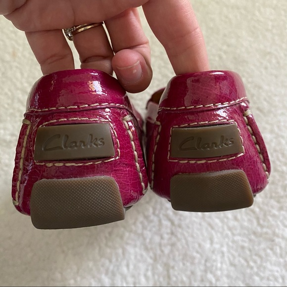 ✅DONATED✅Clark’s Patent Leather Artisan Fuchsia Loafers - Picture 4 of 7